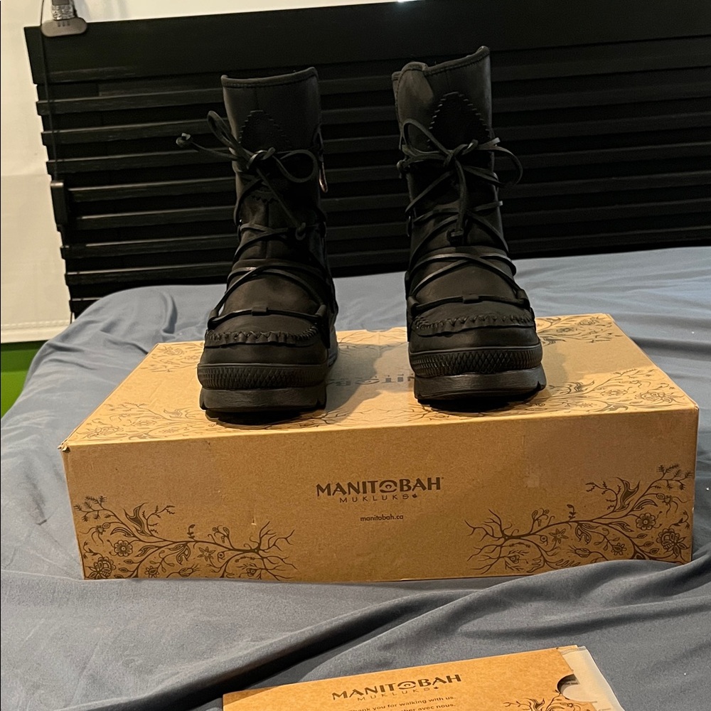 Manitobah winter boots. Size 8.5